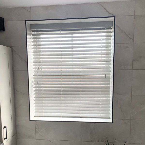 Professional measuring a window for made-to-measure wooden blinds